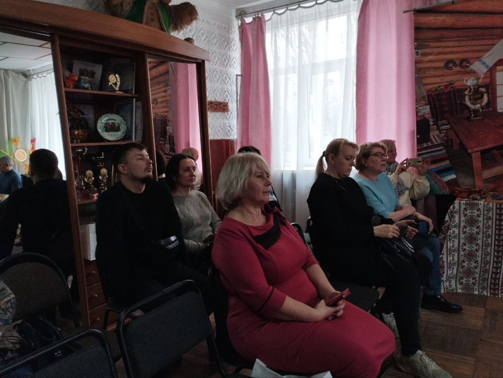 Республиканским ресурсным центром сферы культуры 28 марта базе Дворца культуры «Юбилейный» г. Донецка проведен мастер-класс по теме «Работа с детским фольклорным коллективом» для преподавателей детских музыкальных школ и... Республиканским ресурсным центром сферы культуры 28 марта базе Дворца культуры «Юбилейный» г. Донецка проведен мастер-класс по теме «Работа с детским фольклорным коллективом» для преподавателей детских музыкальных школ и...