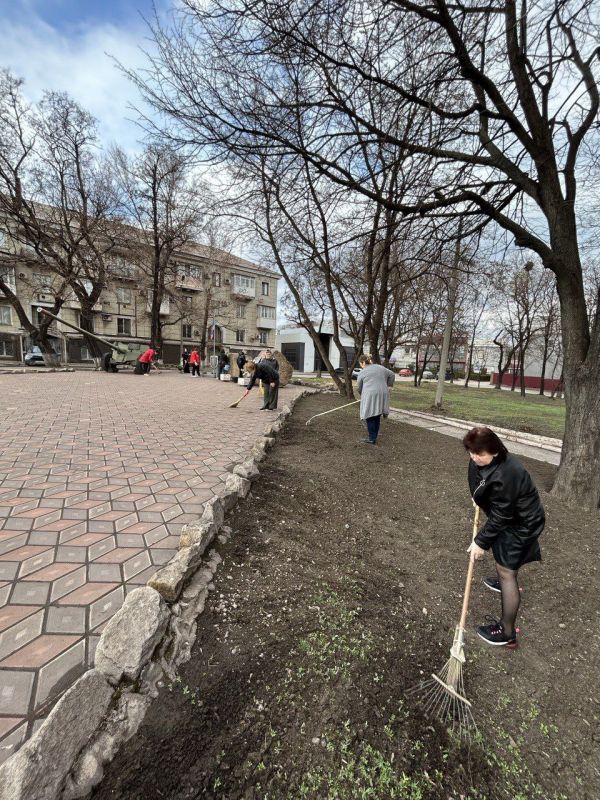 Сотрудники центра занятости и центра детского и юношеского творчества на общегородском субботнике Сотрудники центра занятости и центра детского и юношеского творчества на общегородском субботнике
