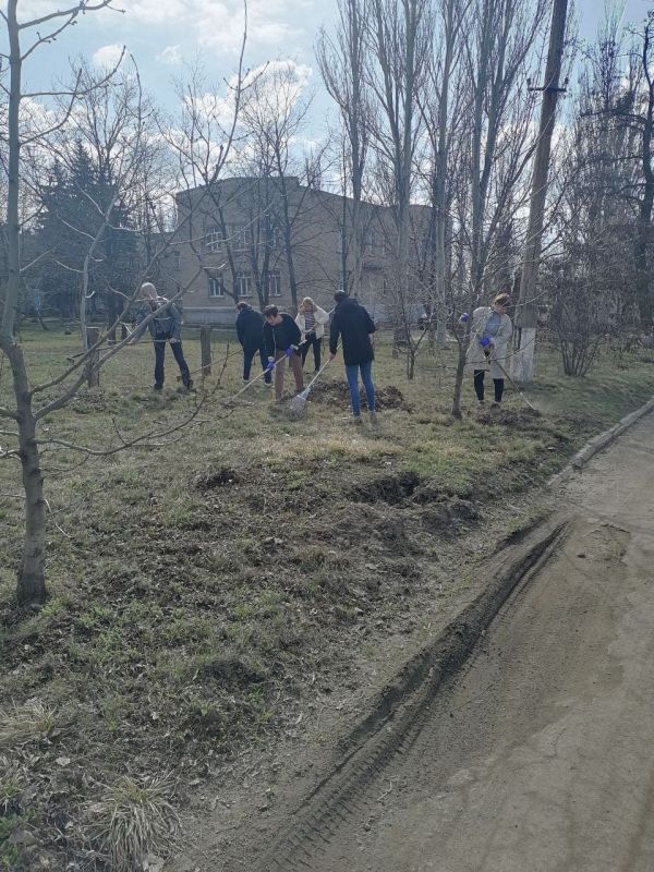 Сотрудники медицинских учреждений на общегородском субботнике Сотрудники медицинских учреждений на общегородском субботнике