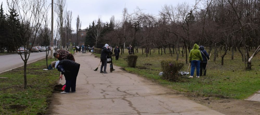 Работники отрасли культуры городского округа Енакиево приняли участие в субботнике Работники отрасли культуры городского округа Енакиево приняли участие в субботнике