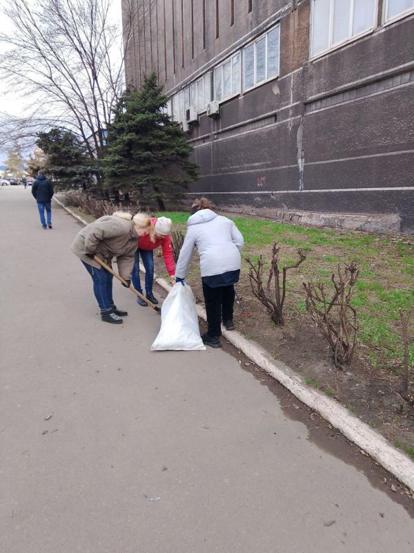 Сотрудники медицинских учреждений на общегородском субботнике Сотрудники медицинских учреждений на общегородском субботнике