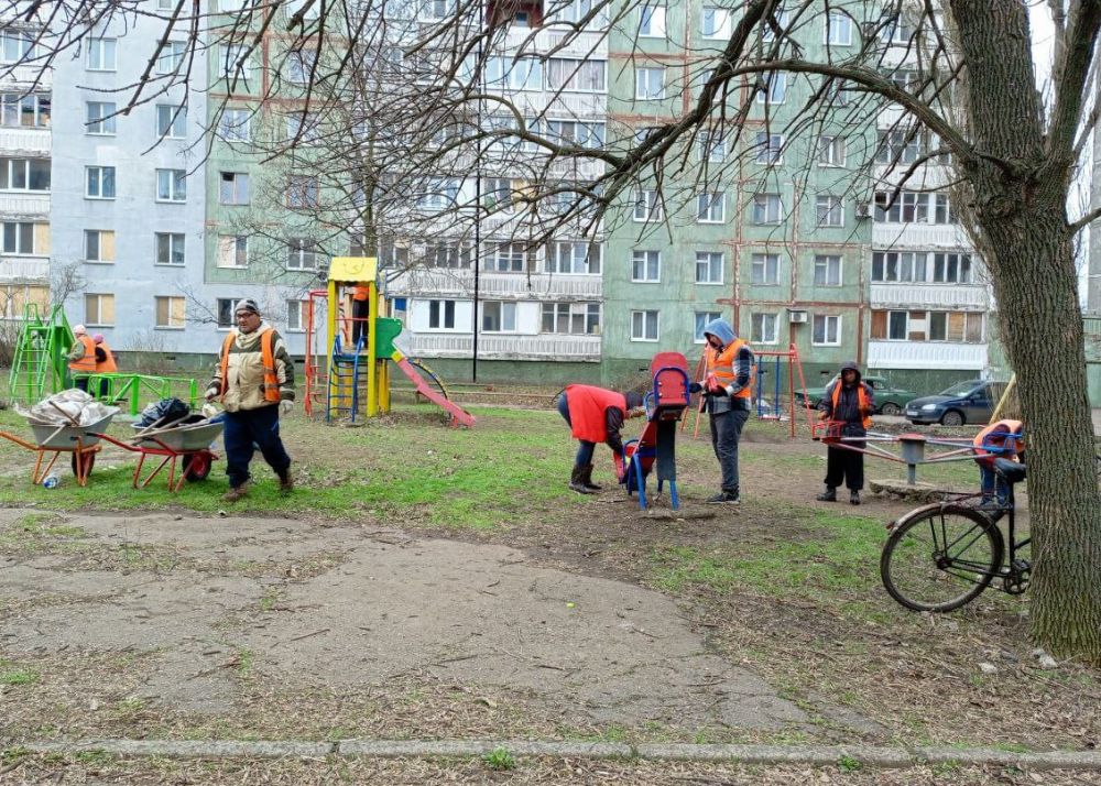 Иван Адамец: В рамках проведения двухмесячника по благоустройству и наведению санитарного порядка, сотрудники различных предприятий, организаций и учреждений Куйбышевского района объединились, чтобы навести чистоту и порядок... Иван Адамец: В рамках проведения двухмесячника по благоустройству и наведению санитарного порядка, сотрудники различных предприятий, организаций и учреждений Куйбышевского района объединились, чтобы навести чистоту и порядок...
