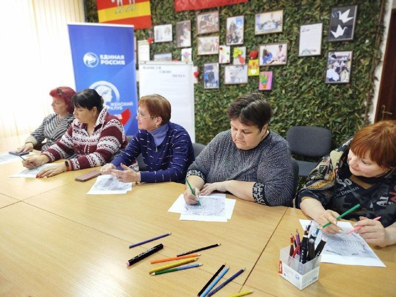 В женском клубе «Вектор жизни – работа для СВОих» при Дебальцевском городском центре занятости состоялось заседание «Нарисуй свою мечту» В женском клубе «Вектор жизни – работа для СВОих» при Дебальцевском городском центре занятости состоялось заседание «Нарисуй свою мечту»