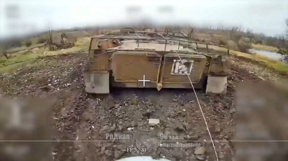 На технике противника замечен новый тактический знак: заключённые в квадрат три стрелки, направленные вверх На технике противника замечен новый тактический знак: заключённые в квадрат три стрелки, направленные вверх