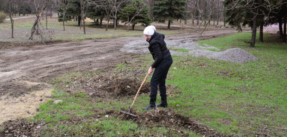Работники отрасли культуры городского округа Енакиево приняли участие в субботнике Работники отрасли культуры городского округа Енакиево приняли участие в субботнике