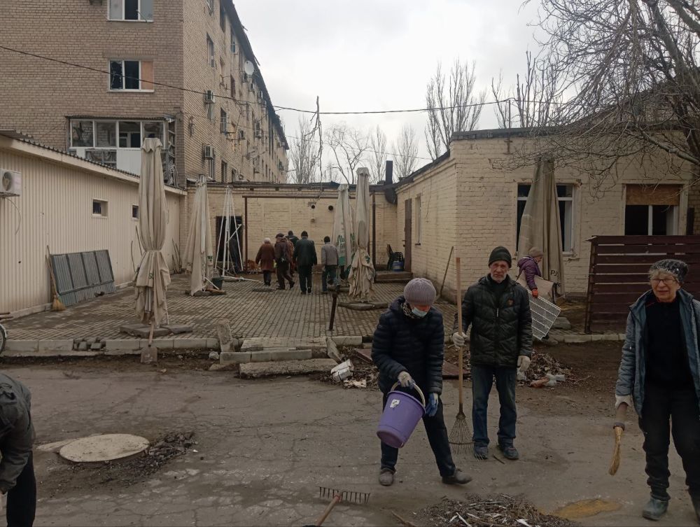 Наталья Великодная: В рамках двухмесячника по благоустройству, жители недавно освобожденного города Курахово, активно принимают участие в благоустройстве своего города Наталья Великодная: В рамках двухмесячника по благоустройству, жители недавно освобожденного города Курахово, активно принимают участие в благоустройстве своего города