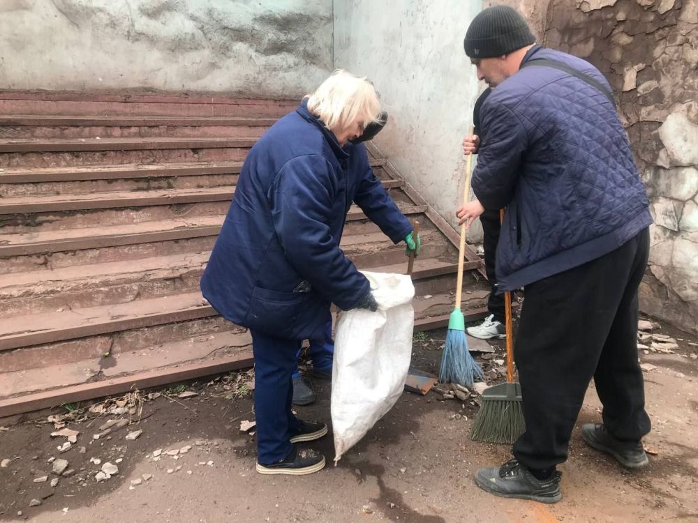 Представители спортивной общественности на общегородском субботнике Представители спортивной общественности на общегородском субботнике