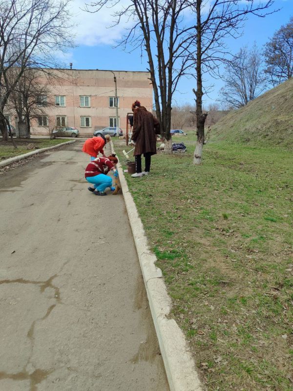 Сотрудники медицинских учреждений на общегородском субботнике Сотрудники медицинских учреждений на общегородском субботнике