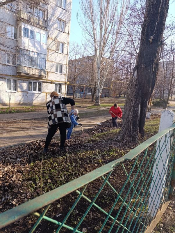 Сергей Желновач: Сегодня в городе Светлодарск, в рамках двухмесячника по благоустройству территорий, прошёл общегородской субботник Сергей Желновач: Сегодня в городе Светлодарск, в рамках двухмесячника по благоустройству территорий, прошёл общегородской субботник