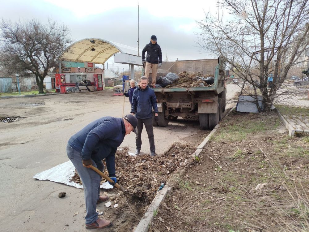 Валентин Левченко: Сегодня, на общегородском субботнике, сотрудники Управы продолжили уборку центральной улицы нашего района и города - улицы Артема Валентин Левченко: Сегодня, на общегородском субботнике, сотрудники Управы продолжили уборку центральной улицы нашего района и города - улицы Артема