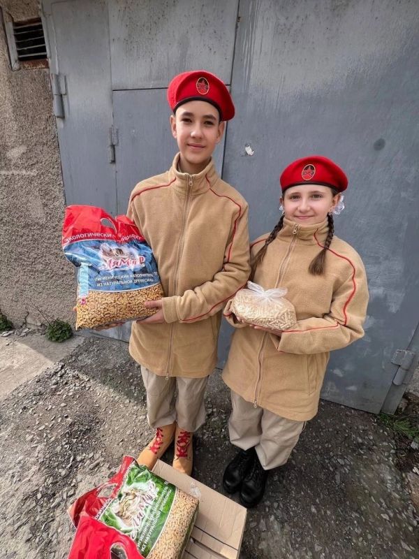Юнармейцы ВПК "Беркут" на базе ГБОУ "Средняя школа Г.О. Макеевка" принимают участие в акции "25 Добрых Дел" Юнармейцы ВПК "Беркут" на базе ГБОУ "Средняя школа Г.О. Макеевка" принимают участие в акции "25 Добрых Дел"
