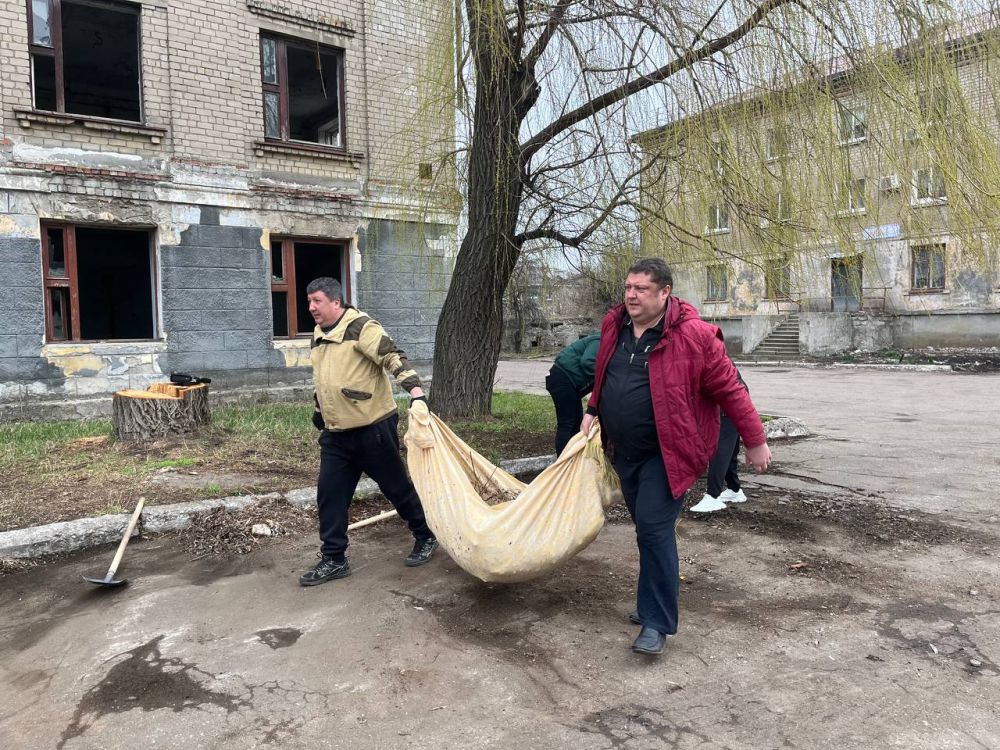Сегодня, 29 марта, коллектив Администрации городского округа Харцызск принял участие в республиканском субботнике, продемонстрировав тем самым свою приверженность идее чистоты и порядка в родном городе Сегодня, 29 марта, коллектив Администрации городского округа Харцызск принял участие в республиканском субботнике, продемонстрировав тем самым свою приверженность идее чистоты и порядка в родном городе