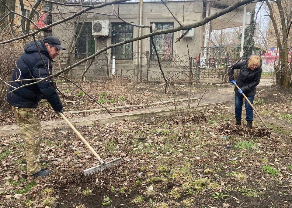 Иван Адамец: В рамках проведения двухмесячника по благоустройству и наведению санитарного порядка, сотрудники различных предприятий, организаций и учреждений Куйбышевского района объединились, чтобы навести чистоту и порядок... Иван Адамец: В рамках проведения двухмесячника по благоустройству и наведению санитарного порядка, сотрудники различных предприятий, организаций и учреждений Куйбышевского района объединились, чтобы навести чистоту и порядок...