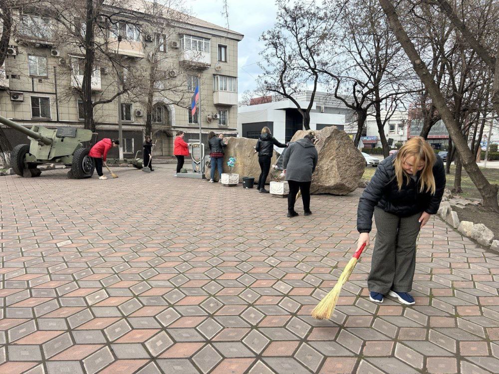 Сотрудники центра занятости и центра детского и юношеского творчества на общегородском субботнике Сотрудники центра занятости и центра детского и юношеского творчества на общегородском субботнике