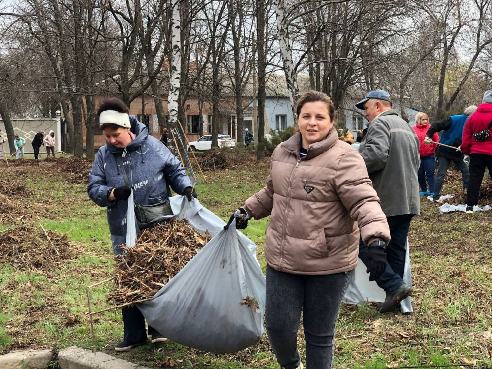 Елена Синецкая: Сегодня, 29 марта, в рамках проведения общегородского субботника по благоустройству и наведению санитарного порядка, сотрудники Управы Калининского внутригородского района провели субботник в сквере возле... Елена Синецкая: Сегодня, 29 марта, в рамках проведения общегородского субботника по благоустройству и наведению санитарного порядка, сотрудники Управы Калининского внутригородского района провели субботник в сквере возле...