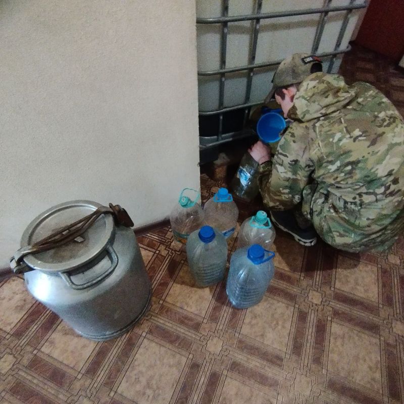 Юнармейцы Снежнянского штаба ВВПОД "МОЛОДАЯ - ГВАРДИЯ ЮНАРМИЯ ВПД "ЮНАРМИЯ" при участии руководителя местного отделения Вадима Кузьменко приняли участие в акции "Дари добро", оказав помощь пожилой одинокой женщине с... Юнармейцы Снежнянского штаба ВВПОД "МОЛОДАЯ - ГВАРДИЯ ЮНАРМИЯ ВПД "ЮНАРМИЯ" при участии руководителя местного отделения Вадима Кузьменко приняли участие в акции "Дари добро", оказав помощь пожилой одинокой женщине с...
