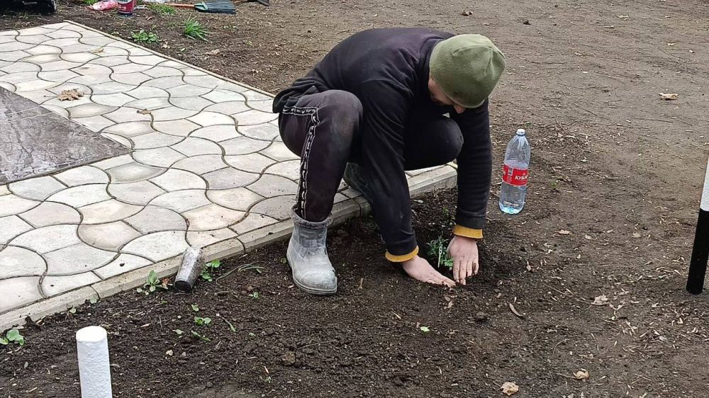 Виктория Жукова: Военная комендатура номер 9 взяла шефство за памятником возле ДК Карла Маркса, двум солдатам Виктория Жукова: Военная комендатура номер 9 взяла шефство за памятником возле ДК Карла Маркса, двум солдатам