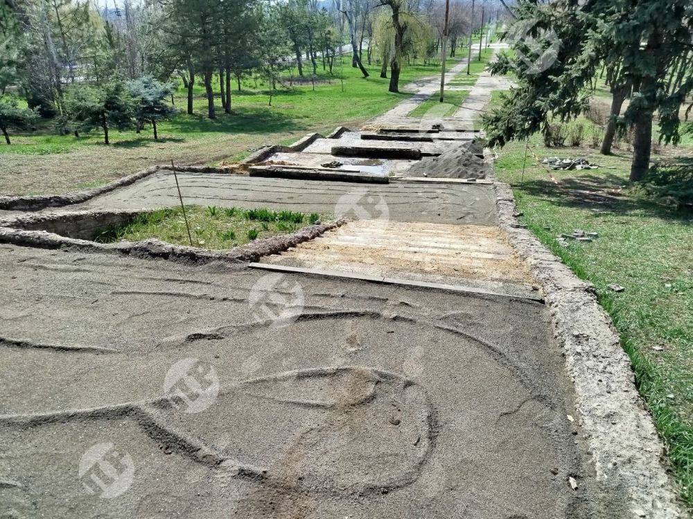 Обновляют ступеньки возле памятного знака "Танк" Обновляют ступеньки возле памятного знака "Танк"