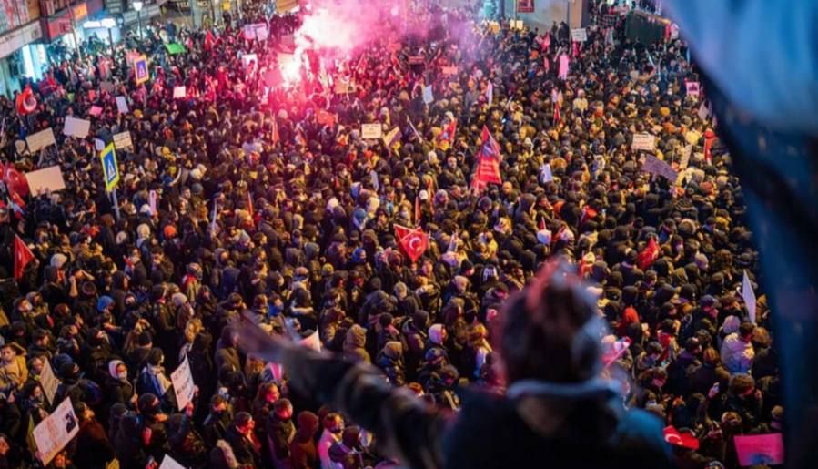 2,2 млн человек вышли на протест против Эрдогана в Стамбуле 2,2 млн человек вышли на протест против Эрдогана в Стамбуле