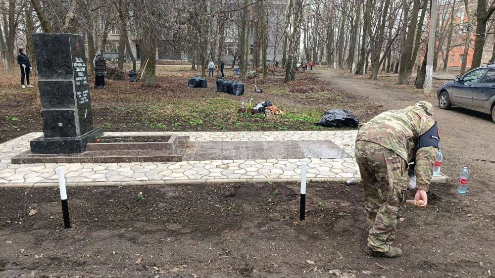 Виктория Жукова: Военная комендатура номер 9 взяла шефство за памятником возле ДК Карла Маркса, двум солдатам Виктория Жукова: Военная комендатура номер 9 взяла шефство за памятником возле ДК Карла Маркса, двум солдатам