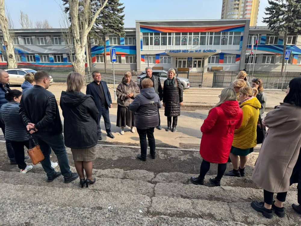 ВСТРЕЧИ ВО ДВОРАХ. Депутаты Донецкого городского совета Юрий Атаманов, Виталий Калараш, Михаил Рыбаков, Эдуард Либерман, Лилия Ошурко с руководителями Управ Ворошиловского и Кировского внутригородских районов приняли... ВСТРЕЧИ ВО ДВОРАХ. Депутаты Донецкого городского совета Юрий Атаманов, Виталий Калараш, Михаил Рыбаков, Эдуард Либерман, Лилия Ошурко с руководителями Управ Ворошиловского и Кировского внутригородских районов приняли...