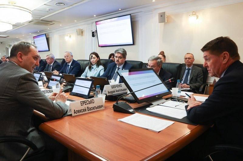 Александр Волошин: #Работа_в_СФ. Сегодня в Совете Федерации прошло очередное расширенное заседание Комитета по федеративному устройству, региональной политике, местному самоуправлению и делам Севера под председательством... Александр Волошин: #Работа_в_СФ. Сегодня в Совете Федерации прошло очередное расширенное заседание Комитета по федеративному устройству, региональной политике, местному самоуправлению и делам Севера под председательством...