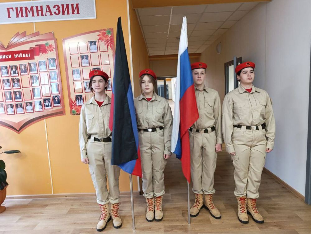 Разговоры о важном. Традиционно, в Тельмановской гимназии новая учебная неделя после каникул традиционно началась с торжественной церемонии выноса Государственного флага Российской Федерации, флага Донецкой Народной... Разговоры о важном. Традиционно, в Тельмановской гимназии новая учебная неделя после каникул традиционно началась с торжественной церемонии выноса Государственного флага Российской Федерации, флага Донецкой Народной...