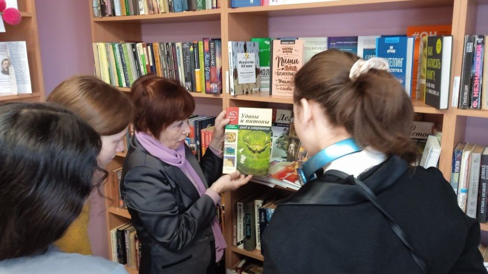Путешествие в мир книг. В дни весенних каникул в рамках специальной просветительской программы Всероссийской недели детской и юношеской книги гостями юношеского абонемента центральной городской библиотеки стали обучающиеся... Путешествие в мир книг. В дни весенних каникул в рамках специальной просветительской программы Всероссийской недели детской и юношеской книги гостями юношеского абонемента центральной городской библиотеки стали обучающиеся...
