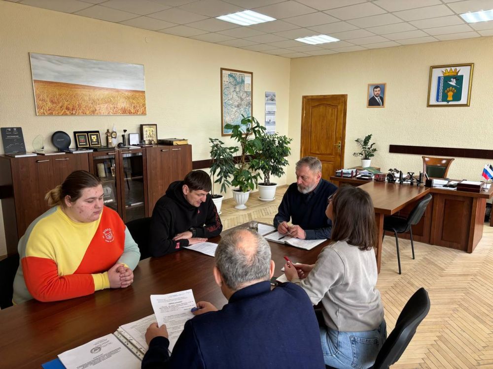 Поговорили о важном. Руководители местных штабов некоммерческих организаций и сектором молодежной политики встретились с Главой администрации Мангушского муниципального округа — Тримой Борисом Владимировичем, для того... Поговорили о важном. Руководители местных штабов некоммерческих организаций и сектором молодежной политики встретились с Главой администрации Мангушского муниципального округа — Тримой Борисом Владимировичем, для того...