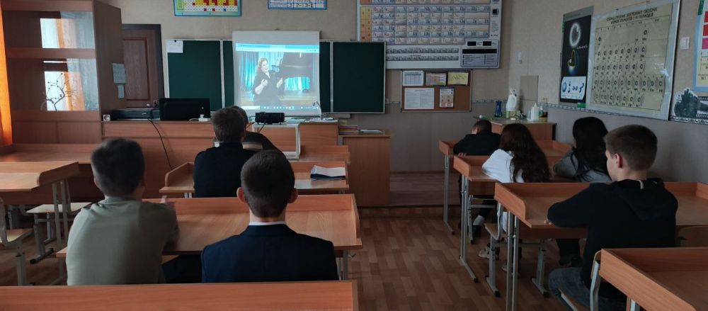 31 марта в ГБОУ «Мироновская школа № 10 г.о. Дебальцево» состоялась традиционная линейка, на которой был исполнен гимн Российской Федерации и Донецкой Народной Республики 31 марта в ГБОУ «Мироновская школа № 10 г.о. Дебальцево» состоялась традиционная линейка, на которой был исполнен гимн Российской Федерации и Донецкой Народной Республики