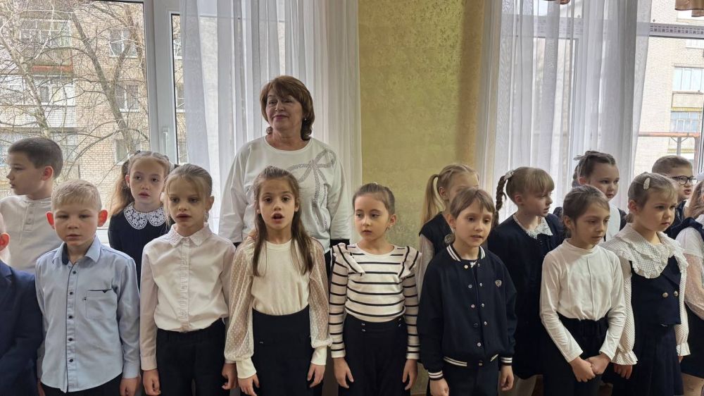 Разговоры о важном. Традиционно, в Тельмановской гимназии новая учебная неделя после каникул традиционно началась с торжественной церемонии выноса Государственного флага Российской Федерации, флага Донецкой Народной... Разговоры о важном. Традиционно, в Тельмановской гимназии новая учебная неделя после каникул традиционно началась с торжественной церемонии выноса Государственного флага Российской Федерации, флага Донецкой Народной...