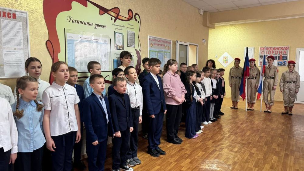 Разговоры о важном. Традиционно, в Тельмановской гимназии новая учебная неделя после каникул традиционно началась с торжественной церемонии выноса Государственного флага Российской Федерации, флага Донецкой Народной... Разговоры о важном. Традиционно, в Тельмановской гимназии новая учебная неделя после каникул традиционно началась с торжественной церемонии выноса Государственного флага Российской Федерации, флага Донецкой Народной...