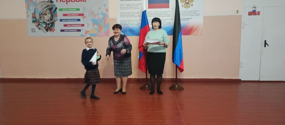 31 марта в ГБОУ «Мироновская школа № 10 г.о. Дебальцево» состоялась традиционная линейка, на которой был исполнен гимн Российской Федерации и Донецкой Народной Республики 31 марта в ГБОУ «Мироновская школа № 10 г.о. Дебальцево» состоялась традиционная линейка, на которой был исполнен гимн Российской Федерации и Донецкой Народной Республики