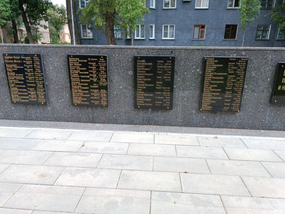 На улице Вокзальной в сквере Героев Отечественной войны, находится Братская могила советских воинов, которую горожане называют «Вечный огонь» На улице Вокзальной в сквере Героев Отечественной войны, находится Братская могила советских воинов, которую горожане называют «Вечный огонь»