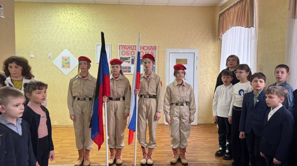 Разговоры о важном. Традиционно, в Тельмановской гимназии новая учебная неделя после каникул традиционно началась с торжественной церемонии выноса Государственного флага Российской Федерации, флага Донецкой Народной... Разговоры о важном. Традиционно, в Тельмановской гимназии новая учебная неделя после каникул традиционно началась с торжественной церемонии выноса Государственного флага Российской Федерации, флага Донецкой Народной...