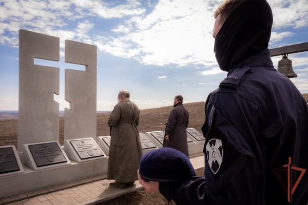 Почтили память погибших за Донбасс: росгвардейцы ДНР возложили цветы к мемориалу Саур-Могила Почтили память погибших за Донбасс: росгвардейцы ДНР возложили цветы к мемориалу Саур-Могила