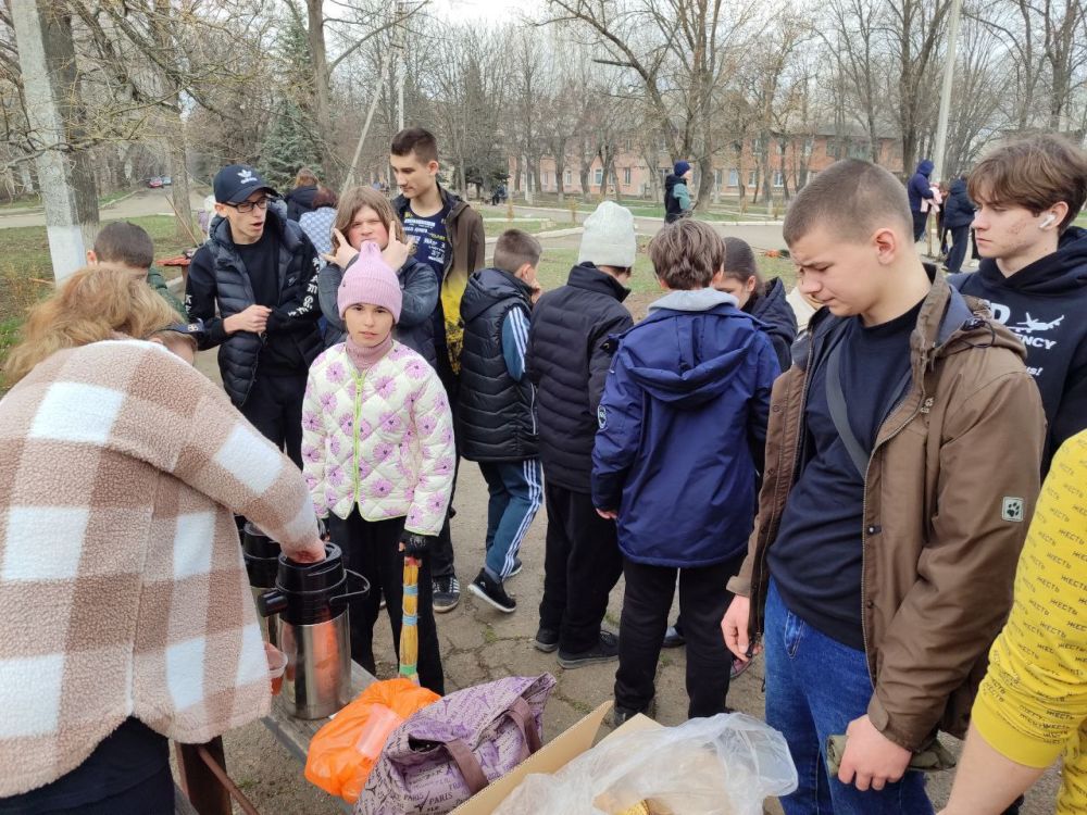 Дружный коллектив на уборке в Докучаевске Дружный коллектив на уборке в Докучаевске