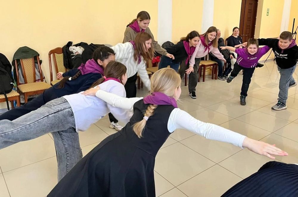 Как мы знаем, чаще всего правонарушения у детей и подростков происходят от скуки, а наши дети добрые и хорошие, поэтому с целью профилактики правонарушений для юных жителей Харцызска прошла квест-игра, которая точно никому... Как мы знаем, чаще всего правонарушения у детей и подростков происходят от скуки, а наши дети добрые и хорошие, поэтому с целью профилактики правонарушений для юных жителей Харцызска прошла квест-игра, которая точно никому...