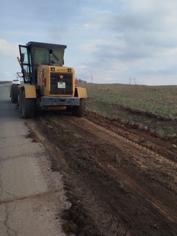 Специалисты дорожных служб приводят в порядок дорожную сеть в Володарском округе Специалисты дорожных служб приводят в порядок дорожную сеть в Володарском округе