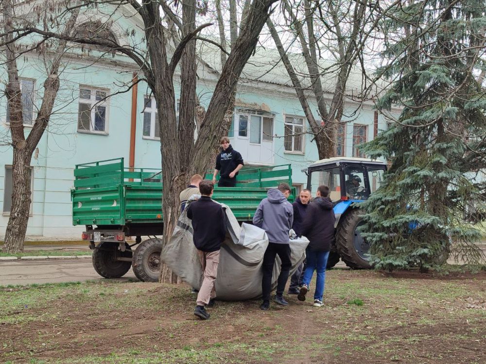 Дружный коллектив на уборке в Докучаевске Дружный коллектив на уборке в Докучаевске