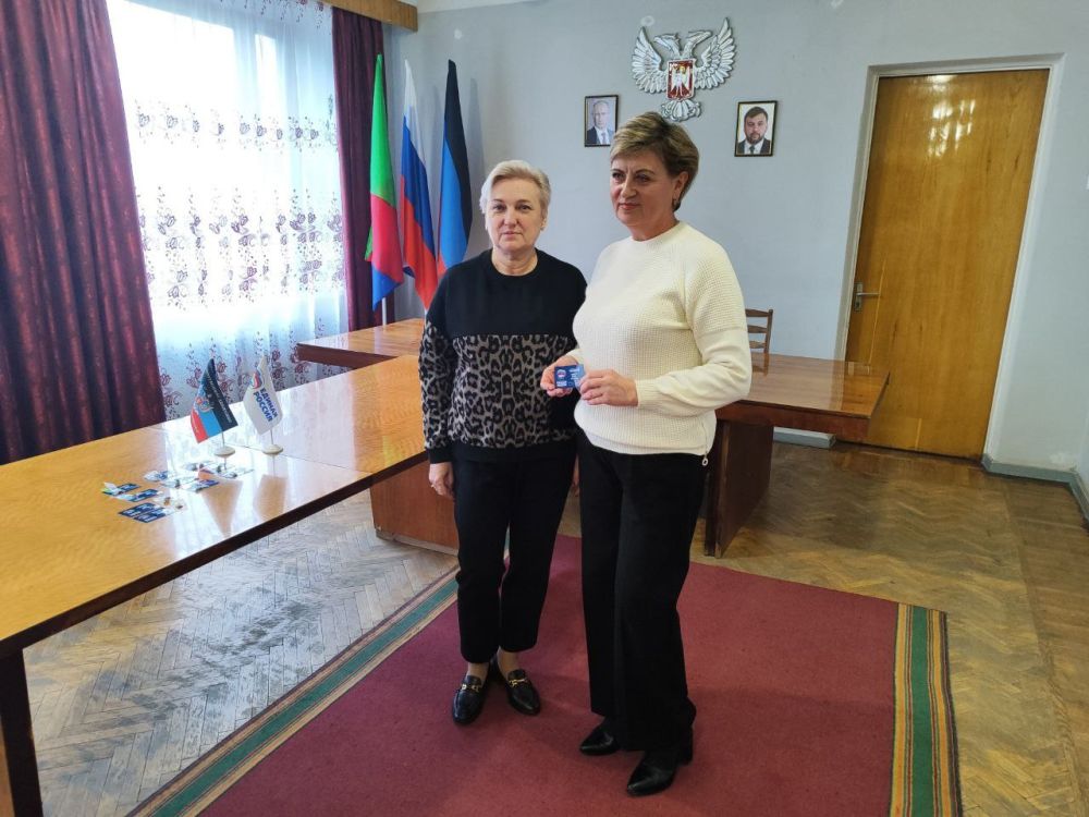 Вручение партийных билетов Всероссийской Политической Партии «ЕДИНАЯ РОССИЯ» в Калининском внутригородском районе города Горловка Вручение партийных билетов Всероссийской Политической Партии «ЕДИНАЯ РОССИЯ» в Калининском внутригородском районе города Горловка