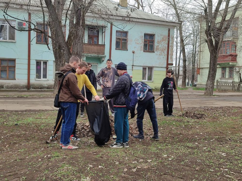 Дружный коллектив на уборке в Докучаевске Дружный коллектив на уборке в Докучаевске
