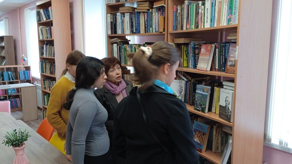 Путешествие в мир книг. В дни весенних каникул в рамках специальной просветительской программы Всероссийской недели детской и юношеской книги гостями юношеского абонемента центральной городской библиотеки стали обучающиеся... Путешествие в мир книг. В дни весенних каникул в рамках специальной просветительской программы Всероссийской недели детской и юношеской книги гостями юношеского абонемента центральной городской библиотеки стали обучающиеся...