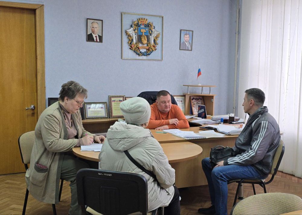 В понедельник, 31 марта, руководитель Управы Куйбышевского внутригородского района Администрации городского округа Донецк Иван Адамец провел прием граждан В понедельник, 31 марта, руководитель Управы Куйбышевского внутригородского района Администрации городского округа Донецк Иван Адамец провел прием граждан