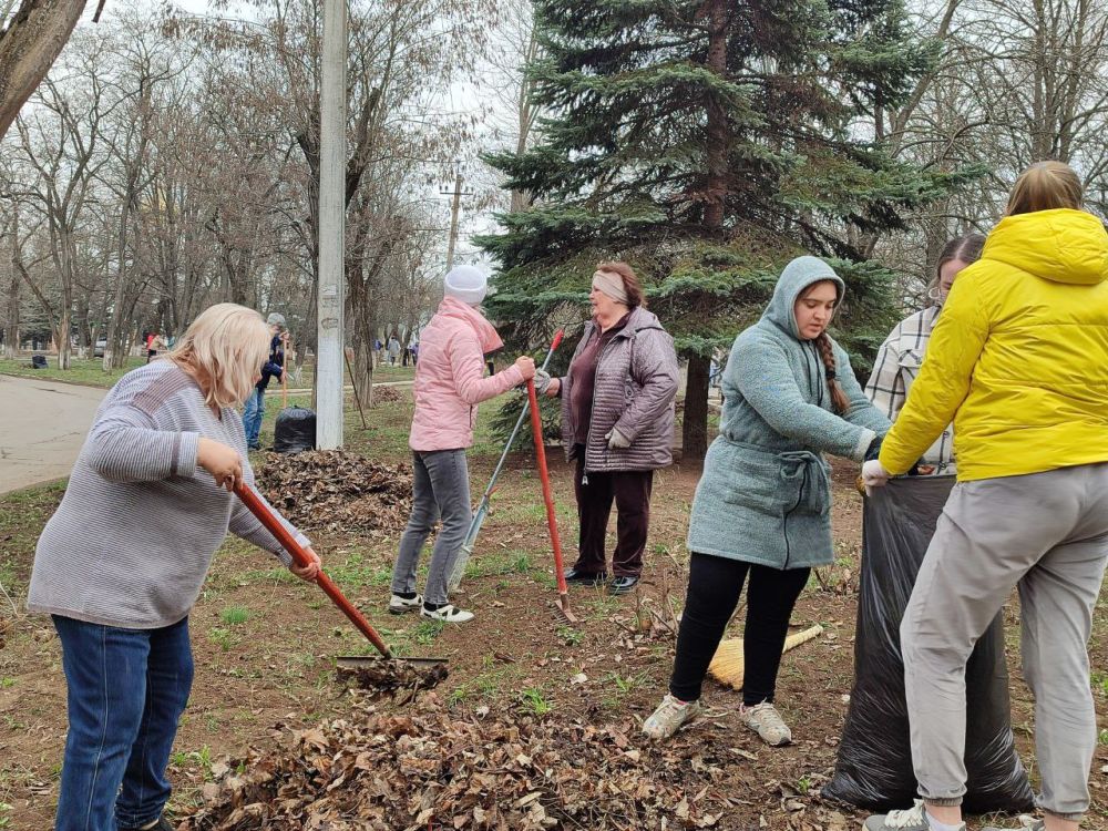 Дружный коллектив на уборке в Докучаевске Дружный коллектив на уборке в Докучаевске