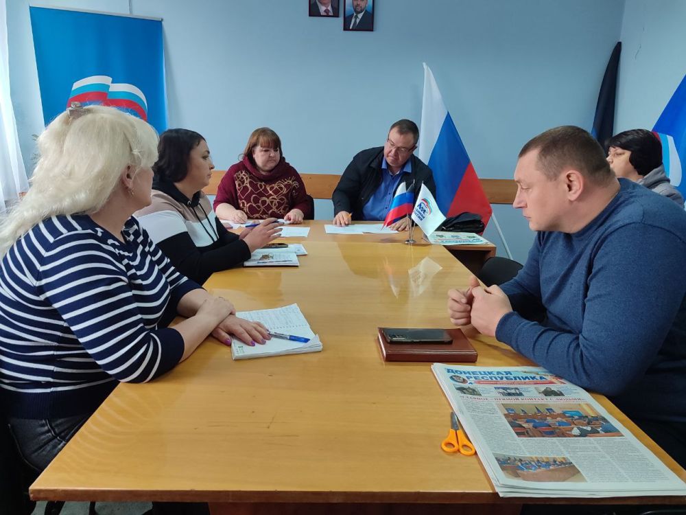 В Иловайске состоялось ежемесячное заседание Местного политсовета Иловайского местного отделения Всероссийской политической партии "Единая Россия" В Иловайске состоялось ежемесячное заседание Местного политсовета Иловайского местного отделения Всероссийской политической партии "Единая Россия"