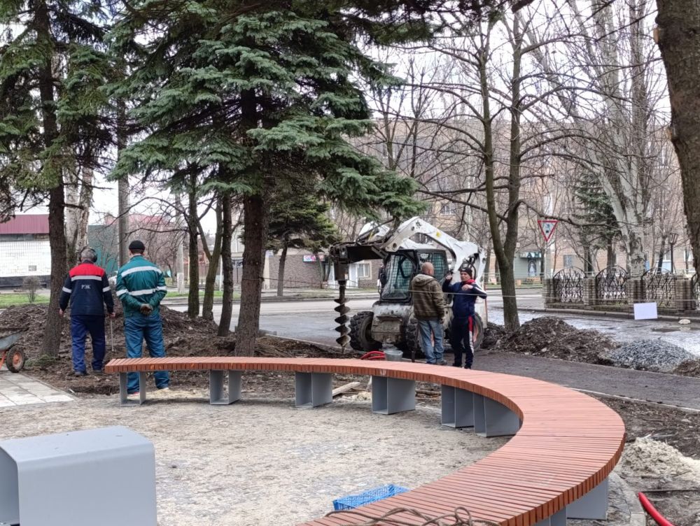 В Снежном продолжается благоустройство площади им. Ленина В Снежном продолжается благоустройство площади им. Ленина
