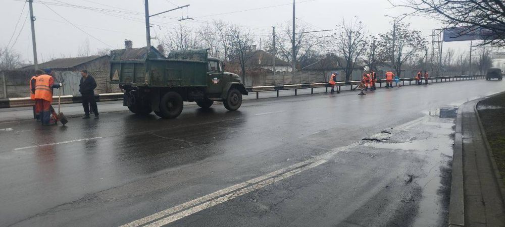 Валентин Левченко: Работниками МУП АГД "ДРСУ" выполнена ручная уборка ул.Артема и Киевского проспекта Валентин Левченко: Работниками МУП АГД "ДРСУ" выполнена ручная уборка ул.Артема и Киевского проспекта