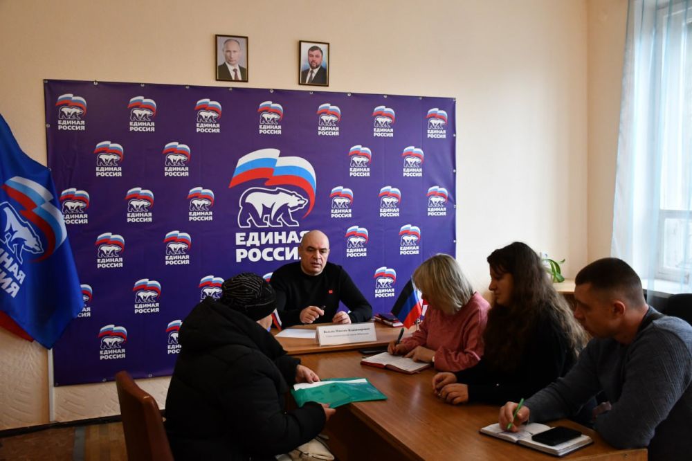 Сегодня, в общественной приемной Всероссийской политической партии «Единая Россия» глава администрации города Дебальцево Максим Вельма провел прием граждан Сегодня, в общественной приемной Всероссийской политической партии «Единая Россия» глава администрации города Дебальцево Максим Вельма провел прием граждан