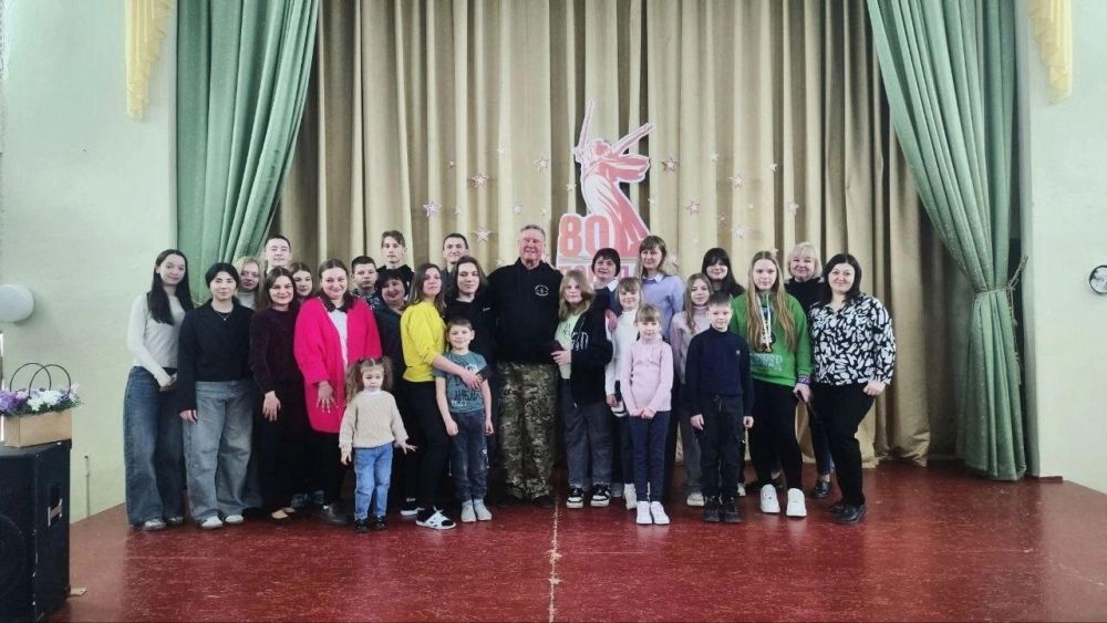 Волонтер «Ленинградского добровольца» провел актерский мастер-класс для гимназистов из Горловки Волонтер «Ленинградского добровольца» провел актерский мастер-класс для гимназистов из Горловки